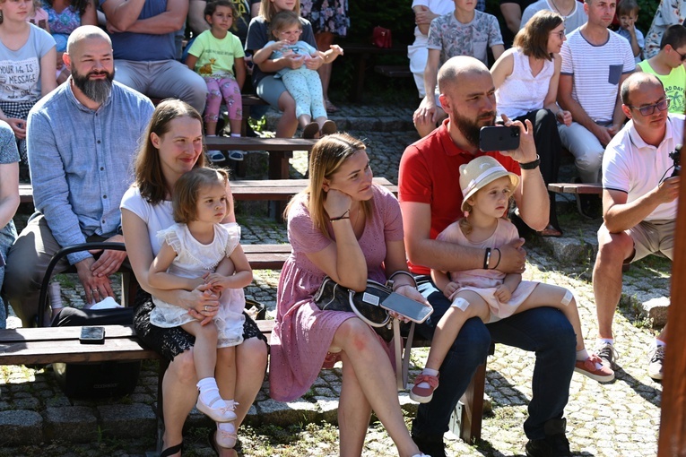 "Stokrotki" z przedszkola sióstr prezentek wystąpiły dla rodziców