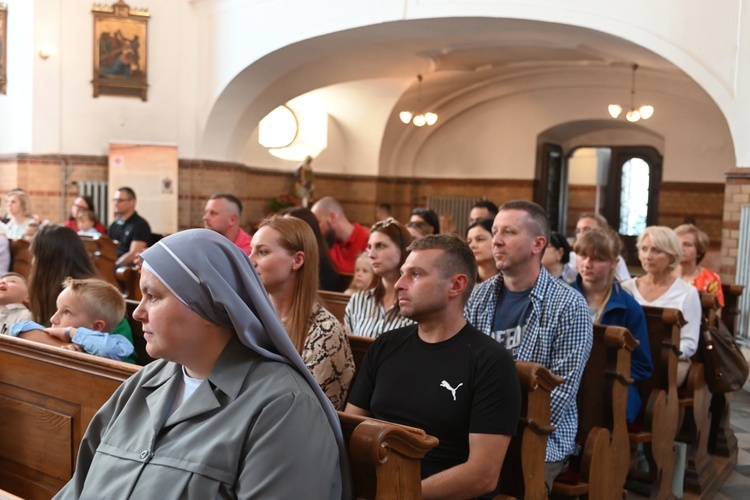 "Stokrotki" z przedszkola sióstr prezentek wystąpiły dla rodziców