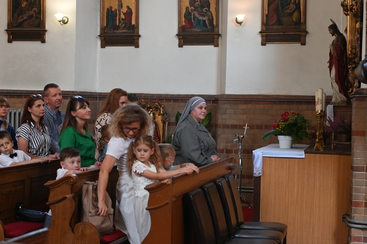 "Stokrotki" z przedszkola sióstr prezentek wystąpiły dla rodziców