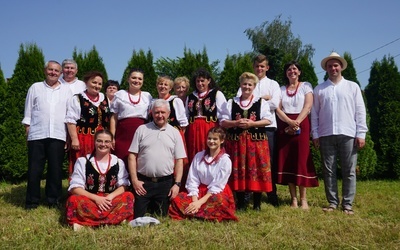 Jubilaci z proboszczem ks. Januszem Smerdą (w pierwszym rzędzie).