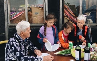 Szefernaker: Rząd nie przestaje wspierać rodzin, które pomagają uchodźcom z Ukrainy