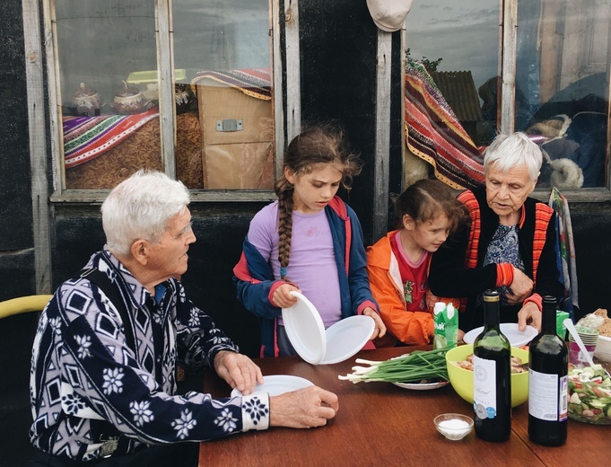 Szefernaker: Rząd nie przestaje wspierać rodzin, które pomagają uchodźcom z Ukrainy