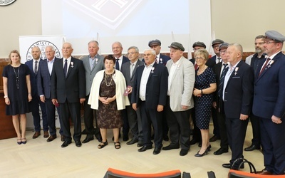 Krzyżem Wolności i Solidarności zostało odznaczonych 15 osób.