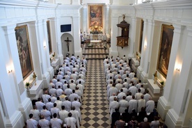 Eucharystia zgroamdziła wielu kapłanów i osób konsekrowanych.