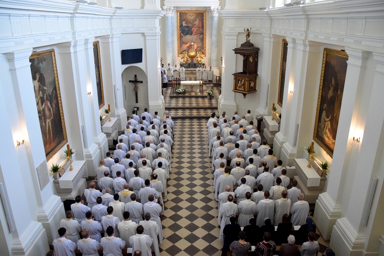 Eucharystia zgroamdziła wielu kapłanów i osób konsekrowanych.