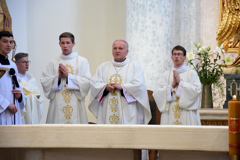 Stacja kongresowa z udziałem duchowieństwa i sióstr zakonnych