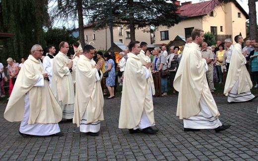 Neoprezbiterzy z bp. Piotrem Gregerem na czuwaniu w Hałcnowie - 2022