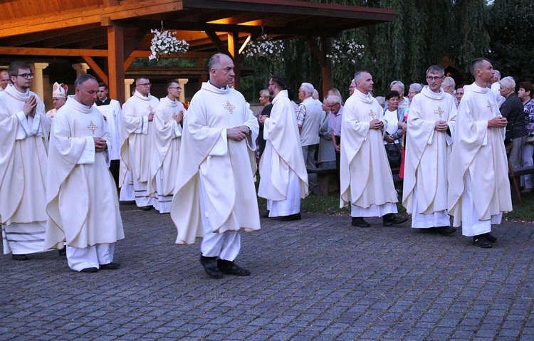 Neoprezbiterzy z bp. Piotrem Gregerem na czuwaniu w Hałcnowie - 2022