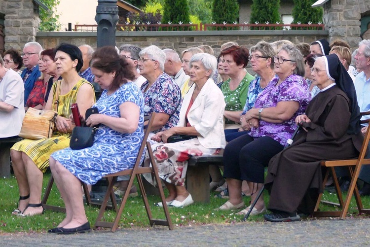 Neoprezbiterzy z bp. Piotrem Gregerem na czuwaniu w Hałcnowie - 2022