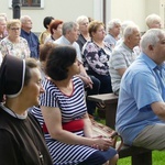 Neoprezbiterzy z bp. Piotrem Gregerem na czuwaniu w Hałcnowie - 2022