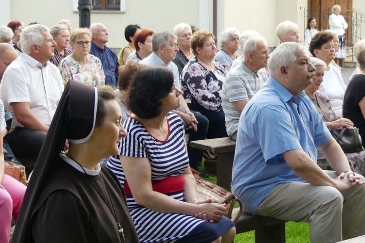 Neoprezbiterzy z bp. Piotrem Gregerem na czuwaniu w Hałcnowie - 2022