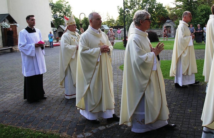 Neoprezbiterzy z bp. Piotrem Gregerem na czuwaniu w Hałcnowie - 2022