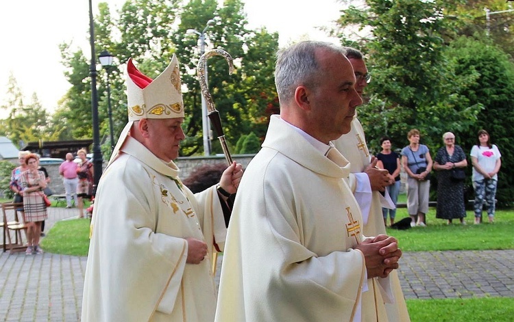 Neoprezbiterzy z bp. Piotrem Gregerem na czuwaniu w Hałcnowie - 2022