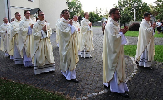 Neoprezbiterzy z bp. Piotrem Gregerem na czuwaniu w Hałcnowie - 2022