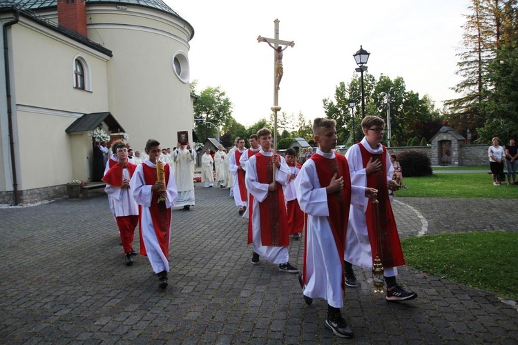 Neoprezbiterzy z bp. Piotrem Gregerem na czuwaniu w Hałcnowie - 2022