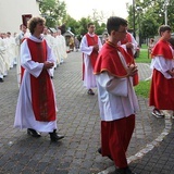 Neoprezbiterzy z bp. Piotrem Gregerem na czuwaniu w Hałcnowie - 2022