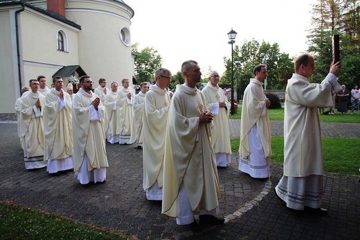 Neoprezbiterzy z bp. Piotrem Gregerem na czuwaniu w Hałcnowie - 2022