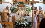 Mszy św. w sanktuarium przewodniczył bp Marek Mendyk w asyście kustosza i przybyłych księży. 