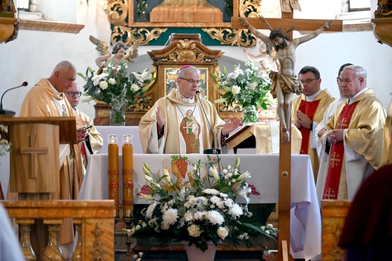 Mszy św. w sanktuarium przewodniczył bp Marek Mendyk w asyście kustosza i przybyłych księży. 