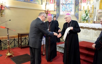 W imieniu redakcji Radia Leliwa nagrodę z rąk bp. Gurdy odebrał Bogusław Szwedo, założyciel i prezes radia.