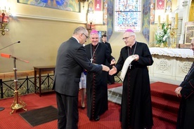 W imieniu redakcji Radia Leliwa nagrodę z rąk bp. Gurdy odebrał Bogusław Szwedo, założyciel i prezes radia.