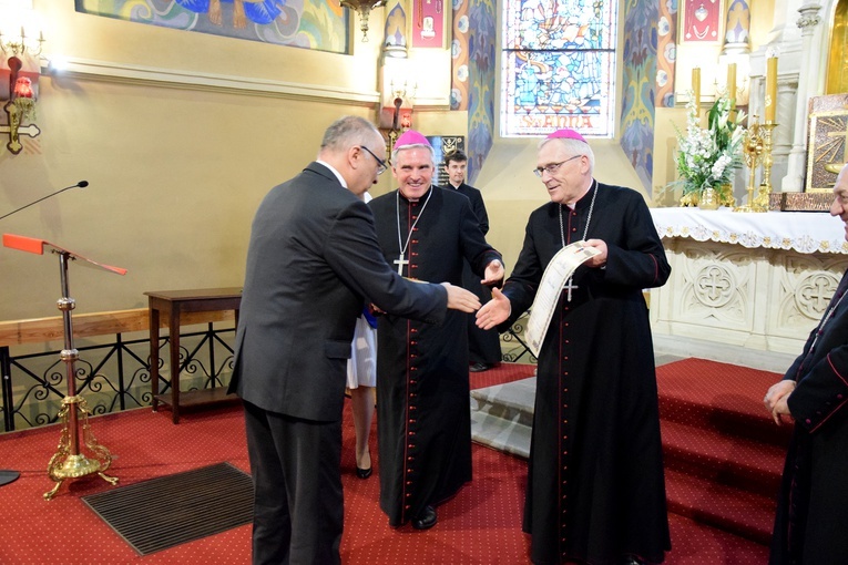 W imieniu redakcji Radia Leliwa nagrodę z rąk bp. Gurdy odebrał Bogusław Szwedo, założyciel i prezes radia.