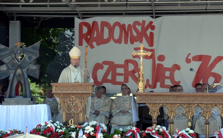 - Uczestnicy tamtego protestu przeżywali swoje życie, ale i chronili swoją wiarę - mówił w homilii ordynariusz radomski.