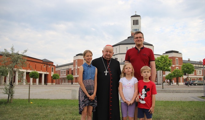 Kard. Dziwisz: Rodzina to laboratorium, w którym uczymy się właściwych postaw