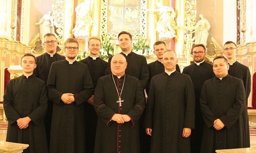 Neoprezbiterzy z bp. Piotrem Gregerem i ks. rektorem Sławomirem Kołatą w hałcnowskim sanktuarium.