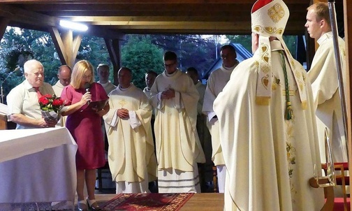 Hałcnowscy parafianie złożyli biskupowi Piotrowi Gregerowi życzenia imieninowe.