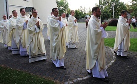 Tradycyjnie w czerwcowym czuwaniu w Hałcnowie uczestniczyli także księża neoprezbiterzy.