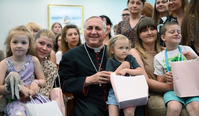 "Znów od zera". Spotkanie nuncjusza z uchodźcami