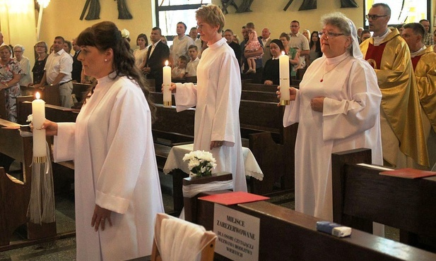 Od lewej: Wioletta Rzepa, Ewa Hutniczak i Bogumiła Dunikowska podczas uroczystości konsekracji dziewic.
