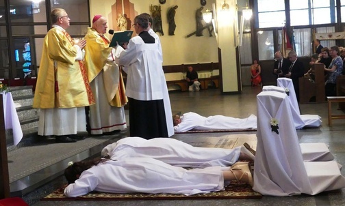 W czasie śpiewania litanii do Wszystkich Świętych kandydatki do stanu dziewic konsekrowanych trwały w postawie najwyższego uniżenia. 