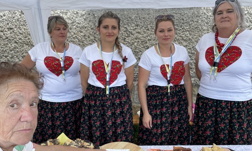 Gospodynie z Gilowic zapraszały na słodkości...