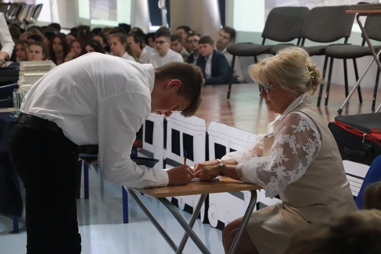 Zakończenie klas ósmych Szkoły Podstawowej w Międzyborowie