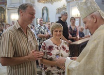 Kontynuując wieloletnią tradycję i zachęceni przez papieża Franciszka, małżonkowie wraz z dziećmi przybyli do Wambierzyc, by nabrać sił do dalszej wspólnej wędrówki przez życie.