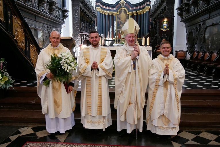 Od lewej: o. Wiesław Wiśniewski TDŚ, dk. Taras Sikorchuk TDŚ, bp Wiesław Szlachetka, ks. Dmytro Kontsevych TDŚ.