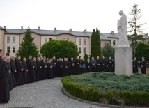 Apelowa modlitwa przy figurze Matki Bożej Jazłowieckiej, stojącej na dziedzińcu seminarium.