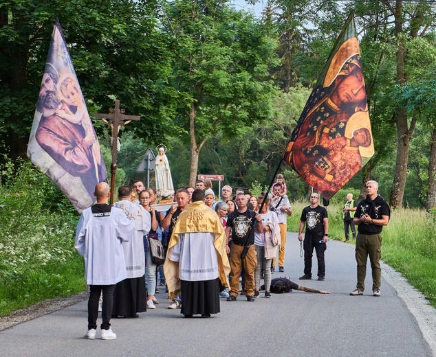 Z Bartnicy do Głuszycy. Pokutna procesja i noc walki za Polskę