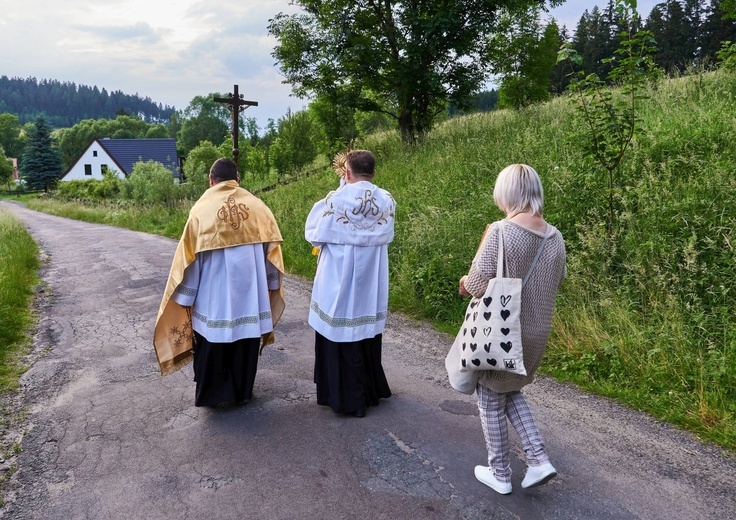 Z Bartnicy do Głuszycy. Pokutna procesja i noc walki za Polskę