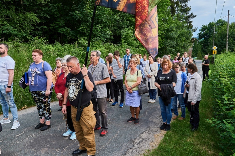 Z Bartnicy do Głuszycy. Pokutna procesja i noc walki za Polskę