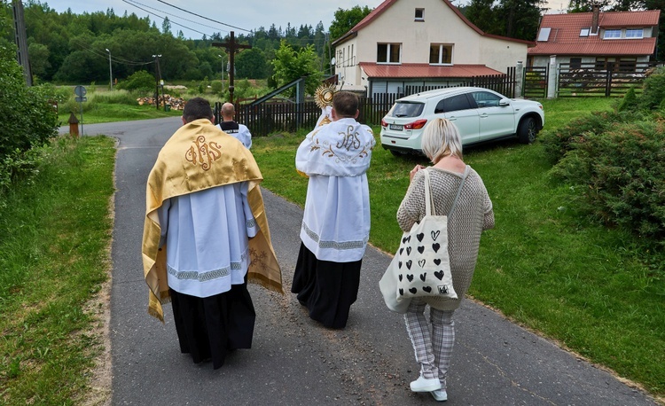 Z Bartnicy do Głuszycy. Pokutna procesja i noc walki za Polskę