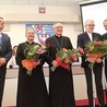 Od lewej stoją: prezydent Piotr Jedliński, ks. Hryckowian, bp Dajczak, ks. Krylik i ks. Siwiński.