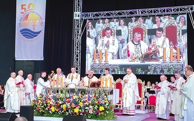 Ośmiu biskupów i ponad 100 prezbiterów koncelebrowało razem z abp. Salvatorem Pennacchio dziękczynną Eucharystię.