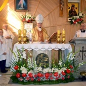 Biskup w czasie jubileuszowej Mszy św. w kaplicy św. Sebastiana.