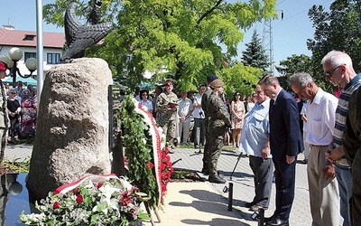 	Przewodniczący NSZZ „Solidarność” złożył kwiaty z działaczami i dawnymi uczestnikami tamtych wydarzeń.