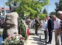 	Przewodniczący NSZZ „Solidarność” złożył kwiaty z działaczami i dawnymi uczestnikami tamtych wydarzeń.