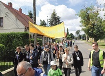 Młodzi pielgrzymi mieli do przejścia kilkanaście kilometrów. 