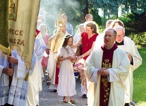 	Na zakończenie odbyła się procesja eucharystyczna wokół kościoła.